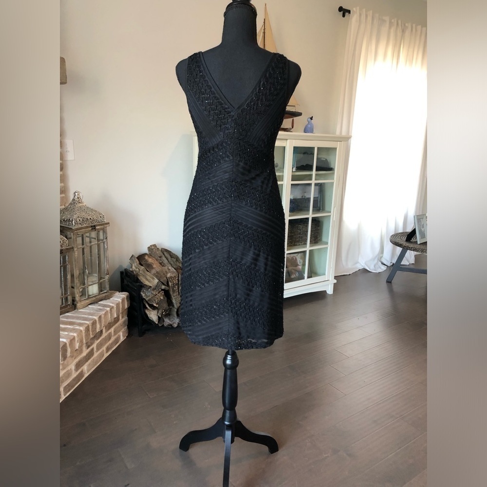 ADRIANNA PAPELL EVENING WOMEN'S BLACK SLEEVELESS V-NECK BEADED SHEATH LBD 4P - Picture 6 of 10